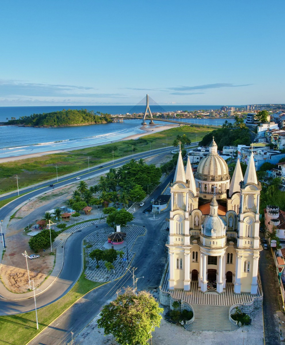Vista de Ilhéus com a Catedral de São Sebastião e a Ponte Jorge Amado