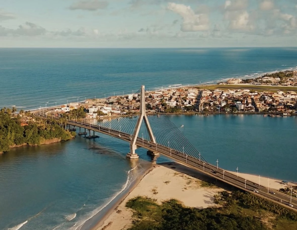Vista aérea de Ilhéus e da Ponte Jorge Amado