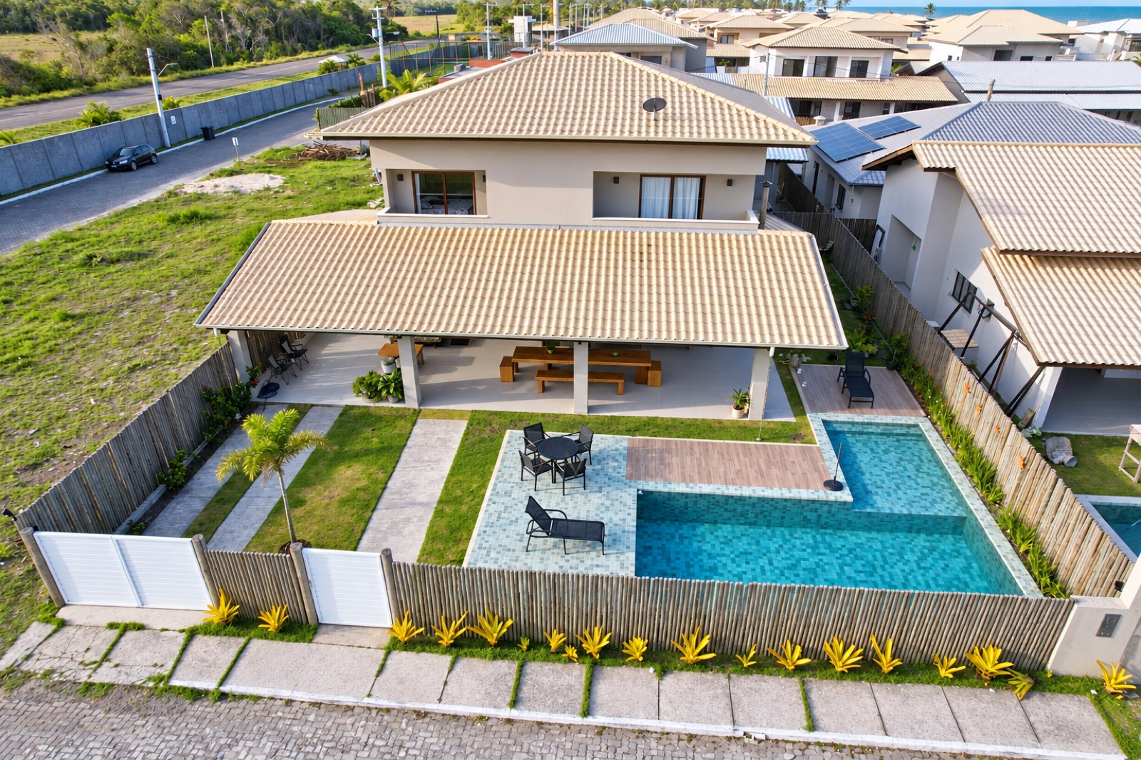 Casa de alto padrão com piscina no Moradas da Praia, em Olivença