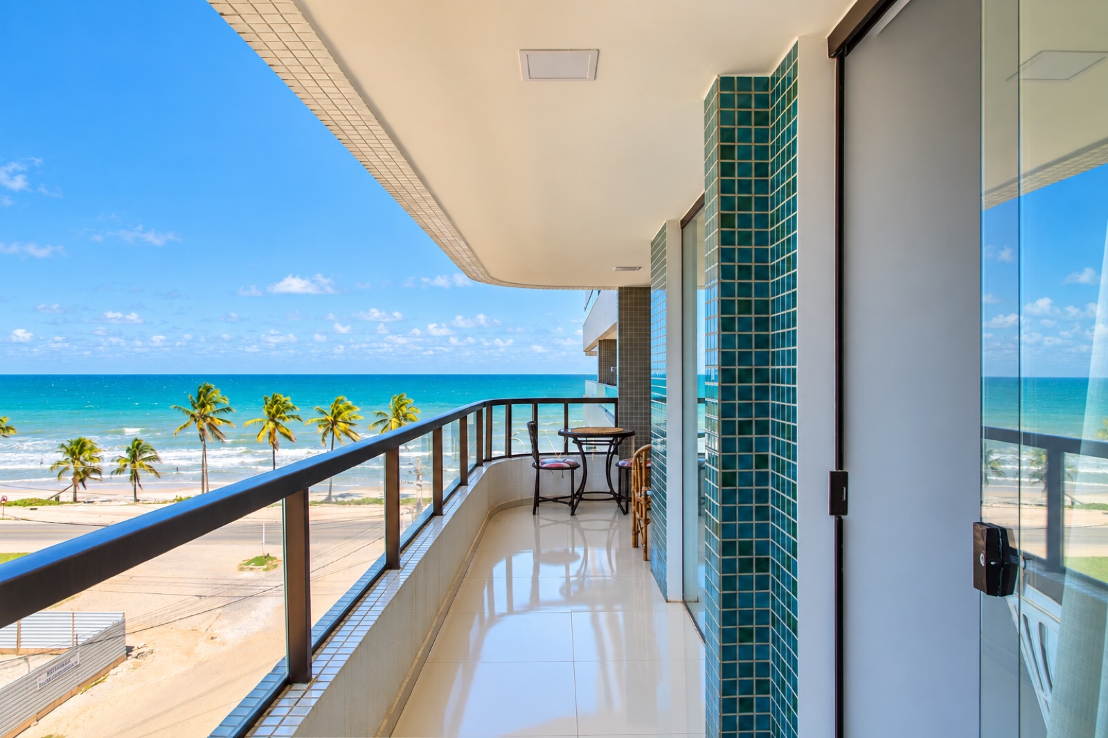 Varanda de apartamento mobiliado no Residencial San Marino, em Ilhéus